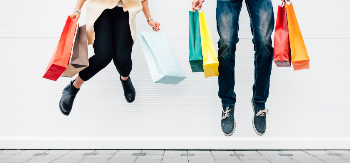 Einkaufen & Shopping in Deutschland Einkaufen & Shopping: Hüpfende Menschen mit Einkaufstaschen