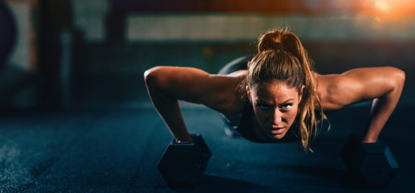 Sport und Fitness - lesen Sie mehr in unserem Blog Frau beim Workout als Sinnbild für Sport und Fitness