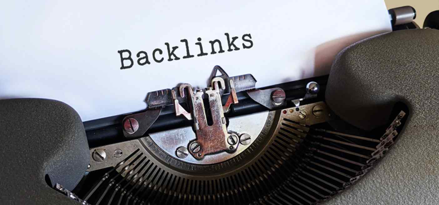 Das Wort "Backlinks" ist auf Papier gedruckt und liegt in einer Schreibmaschine